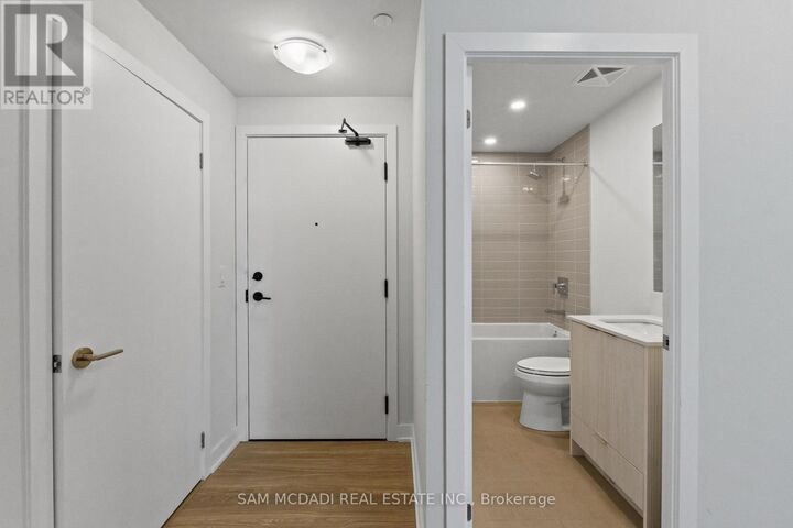 Property Photo:  430 Square One Drive 4208  ON L5B 0R7 