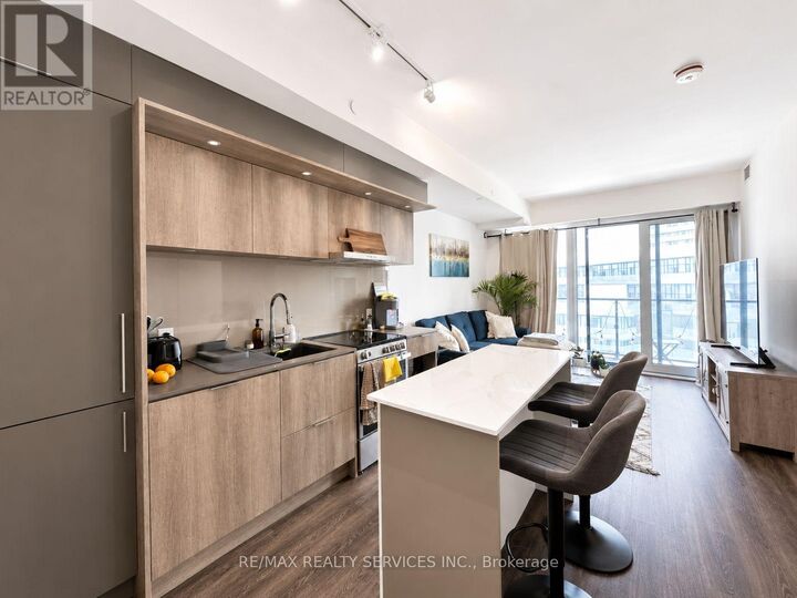 Property Photo: 448 Burnhamthorpe Road West 512 ON L5B 0R4