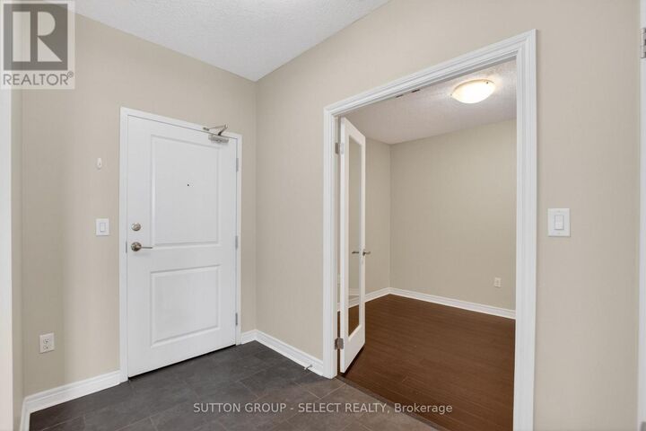 Property Photo:  330 Ridout Street North 1705  ON N6C 3Z3 