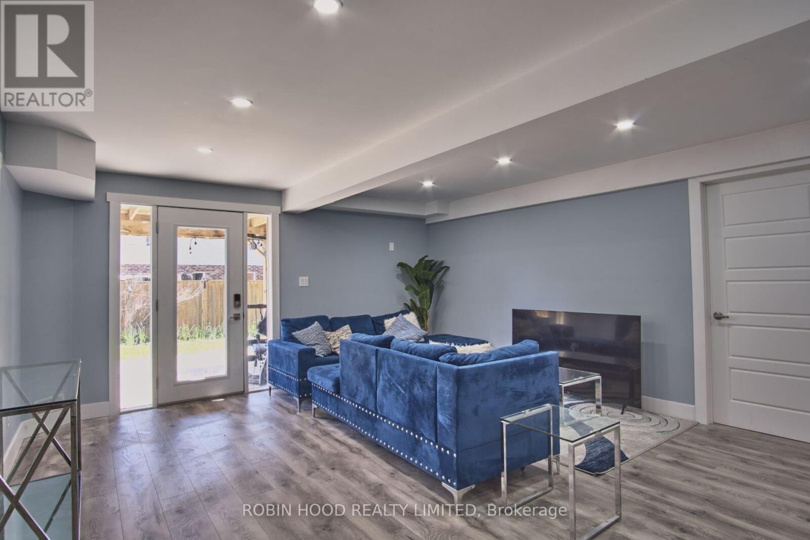Property Photo:  201 Drenters Court Lower  ON N0B 2K0 