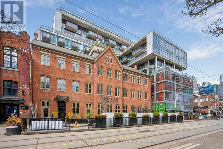 Property Photo: 560 West King Street West 718 ON M5V 1M3