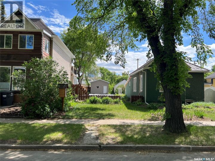 Property Photo:  432 D Avenue S  SK S7M 1R4 