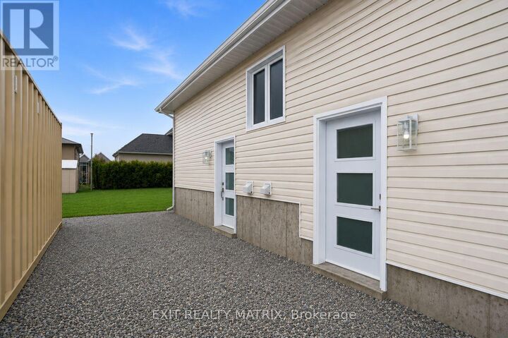 Property Photo:  650 West Street West B  ON K6A 3X1 