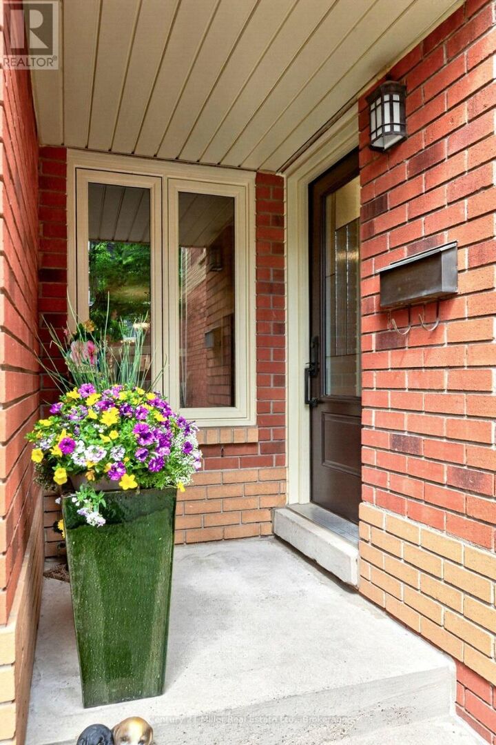 Property Photo: 2006 Glenada Crescent 19 ON L6H 5R9