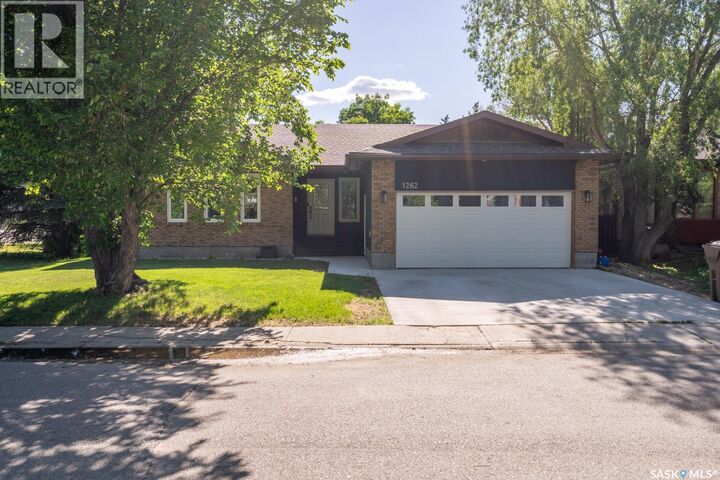 Property Photo: 1262 James Crescent SK S4M 6A5