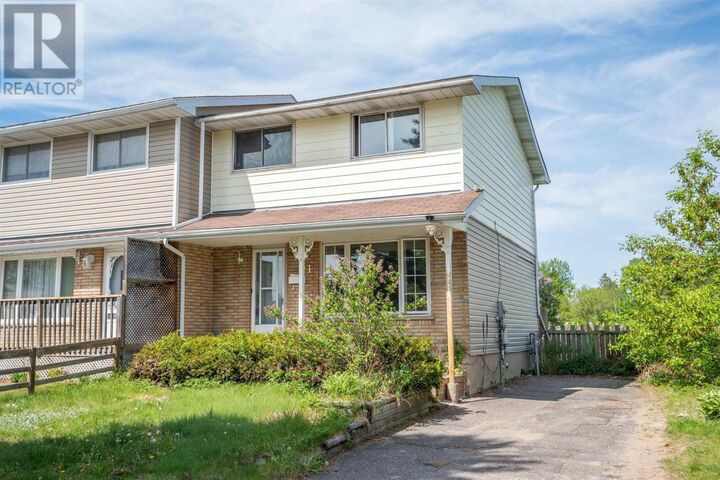 61 Robin St — photo 1
