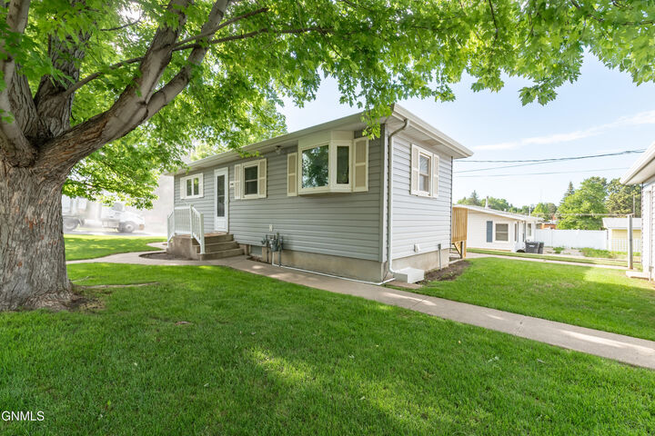 Property Photo: 1400 6th Avenue NW ND 58554