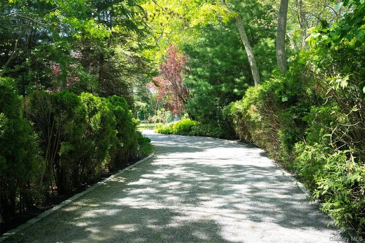 Property Photo:  10 Emerson Court  NY 11946 
