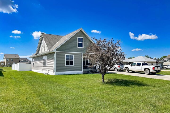 Property Photo: 402 9th Ave SE ND 58784