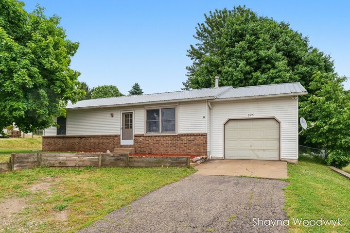 Property Photo:  925 N Wilson Street  MI 49058 