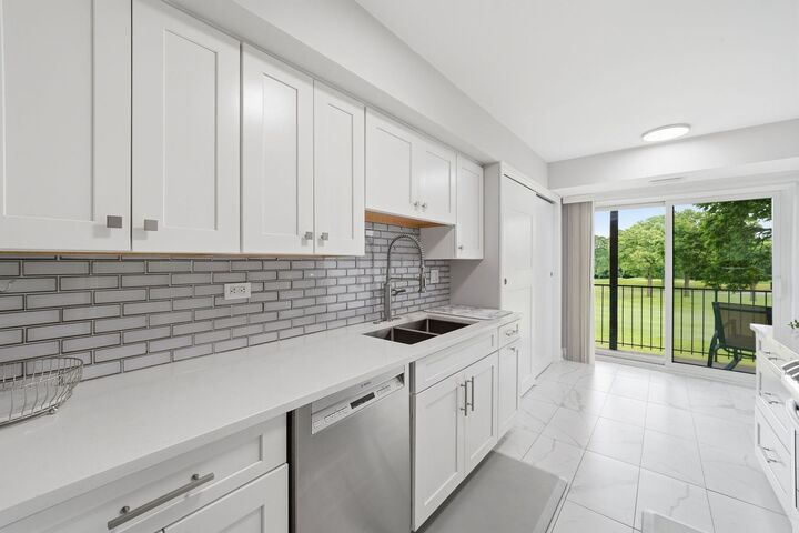 Property Photo: 1400 N Yarmouth Place 303 IL 60056