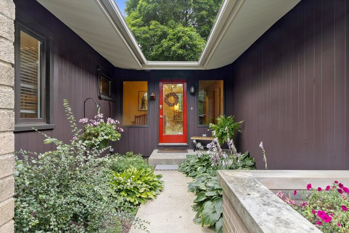 Property Photo:  125 N Park Boulevard  IL 60137 