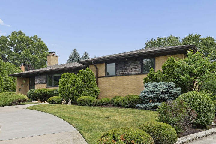 Property Photo: 20W276 Belmont Place IL 60101