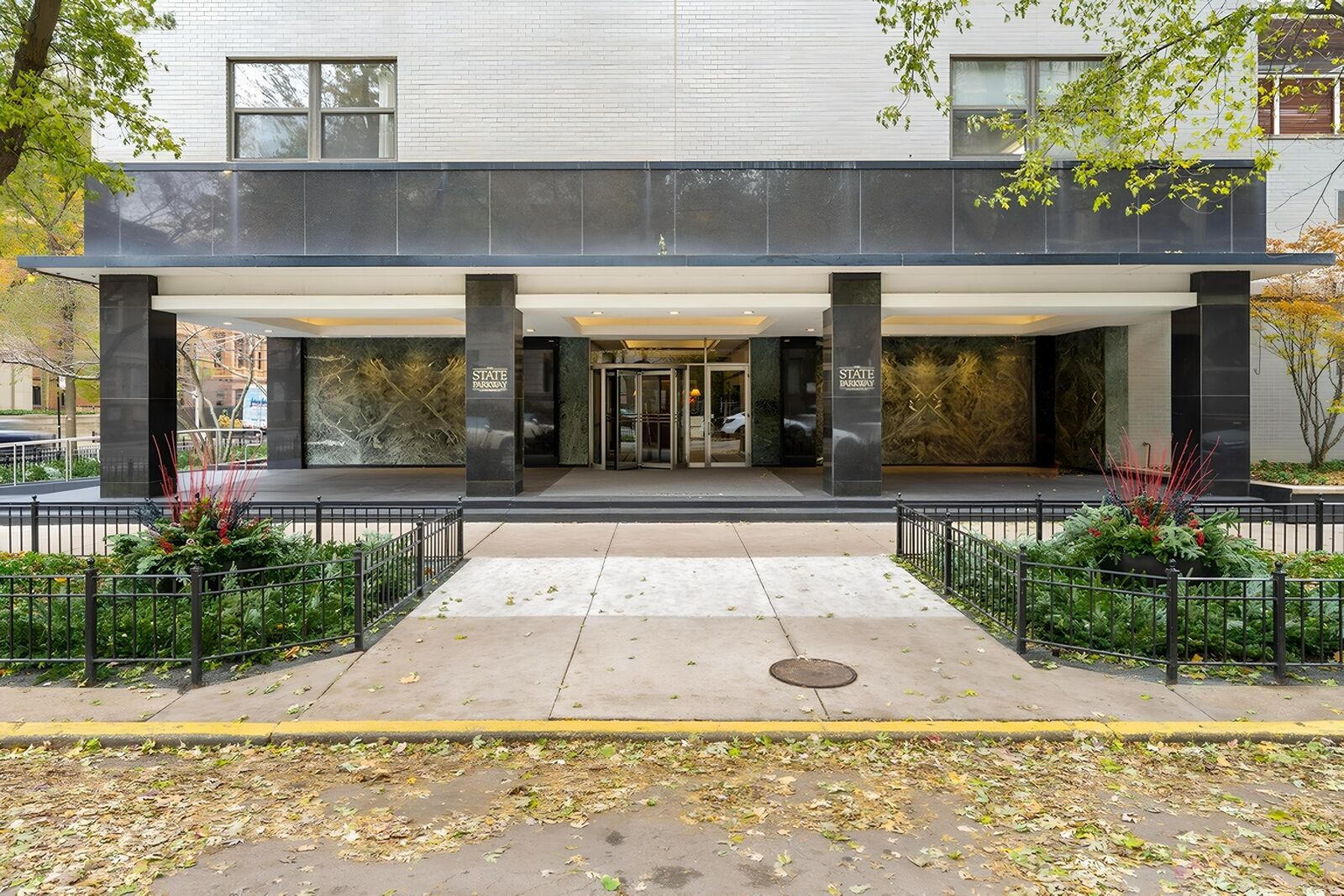 Property Photo:  1445 N State Parkway 1904  IL 60610 