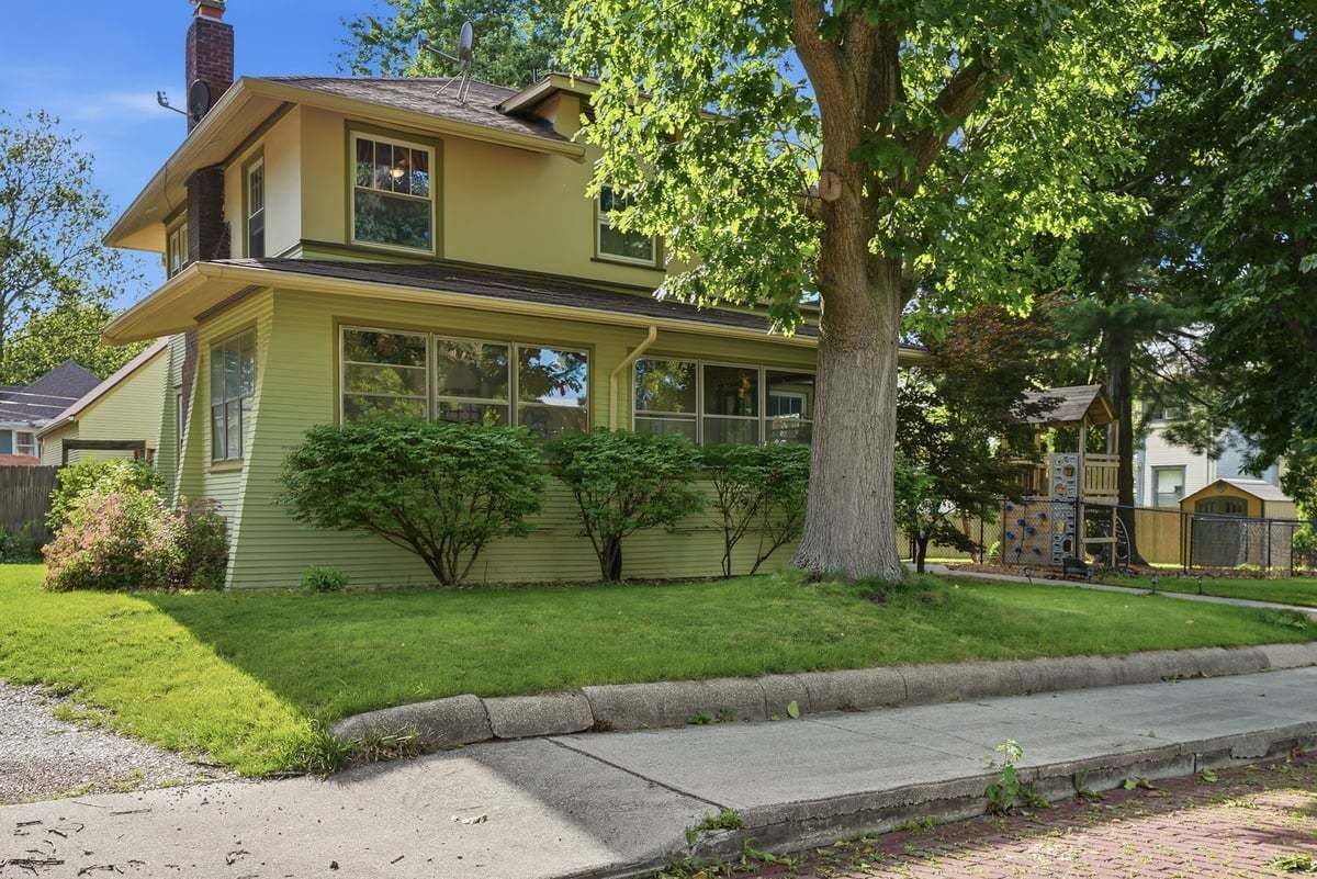 Property Photo:  56 Whites Place  IL 61701 
