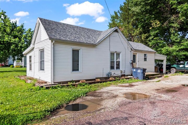 Property Photo:  1013 N Van Buren Street  IL 62056 