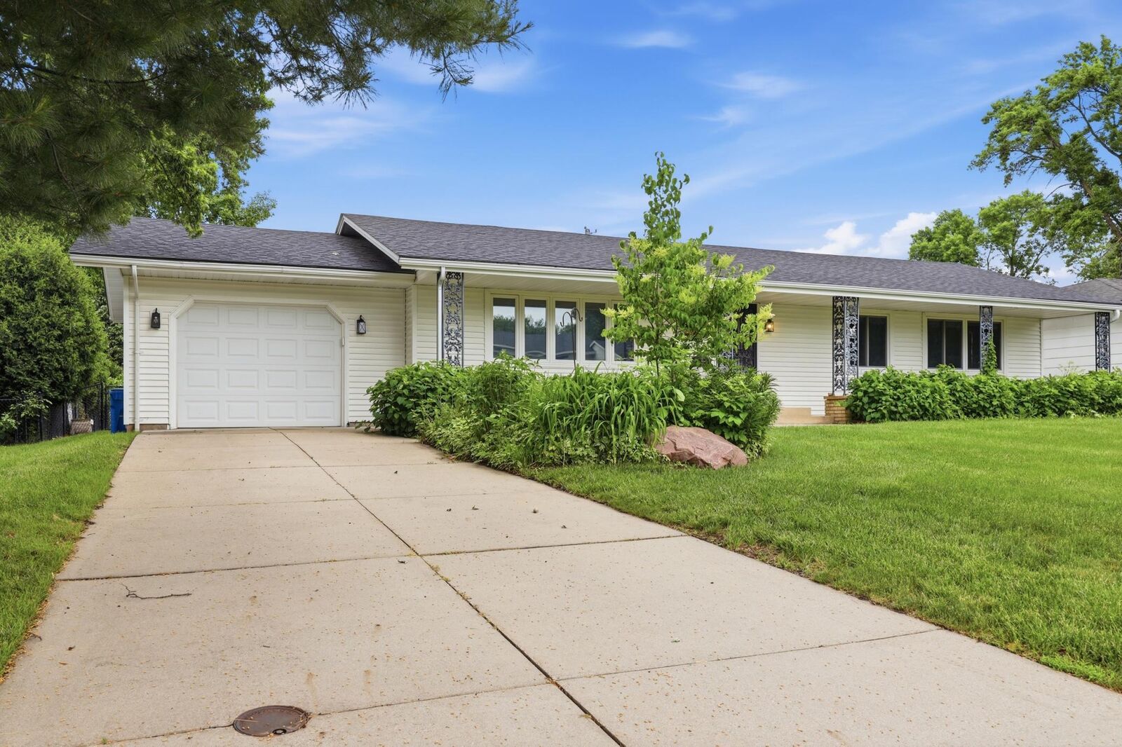 Property Photo: 613 Monroe Street S MN 55379