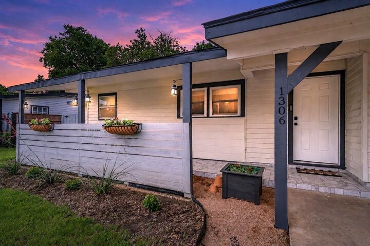 Property Photo: 1306 E Lovers Lane TX 76010