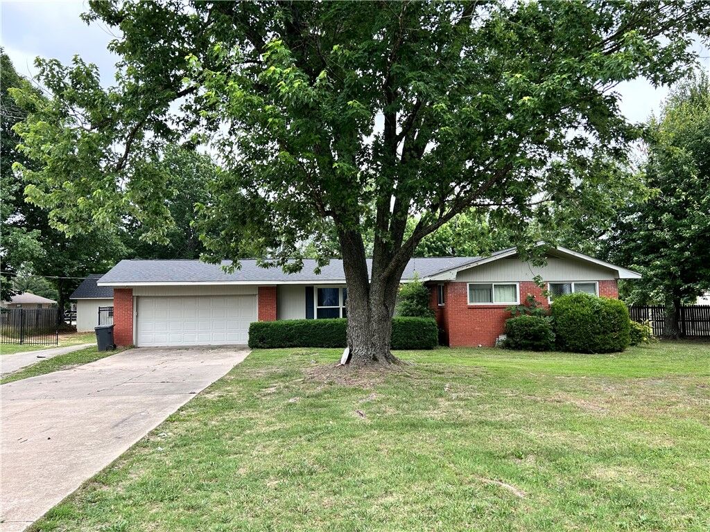 Property Photo:  2025 S Dixieland Road  AR 72758 