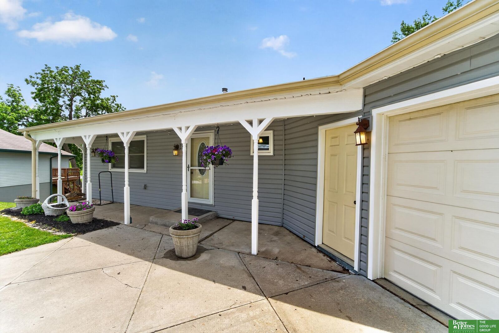 Property Photo:  807 Mohanna Place  NE 68005 