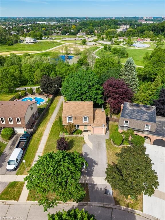 Photo de la propriété:  24 Roseneath Crescent  ON N2E 1V9 