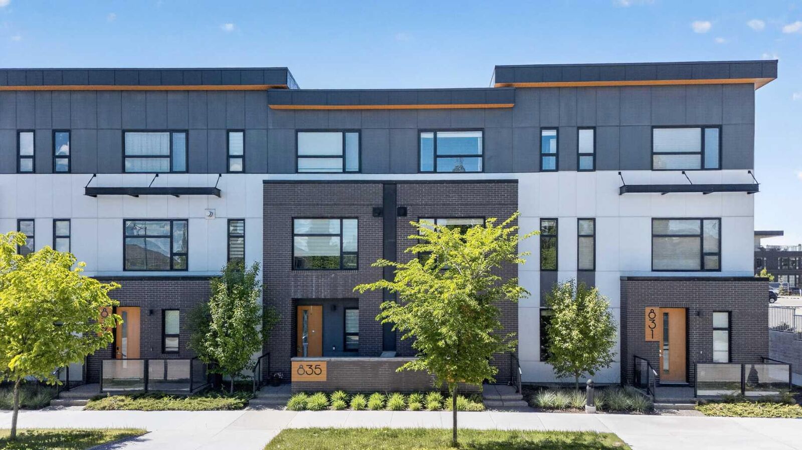 Photo de la propriété:  833 77 Street SW  AB T3H 6B2 