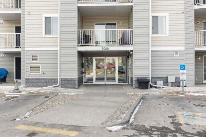 Property Photo: 1620 70 Street SE 3111 AB T2A 7Z3