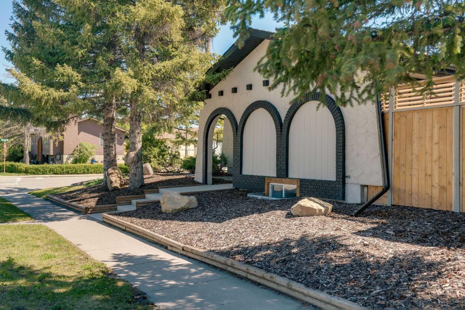 Property Photo: 10704 Oakfield Drive SW AB T2W 2C9