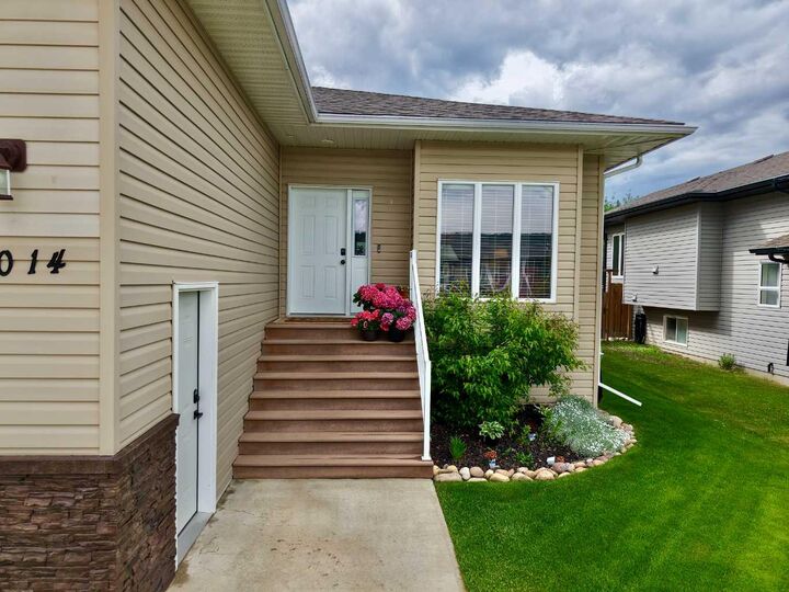 Property Photo:  13014 91 Street  AB T8S 1X1 