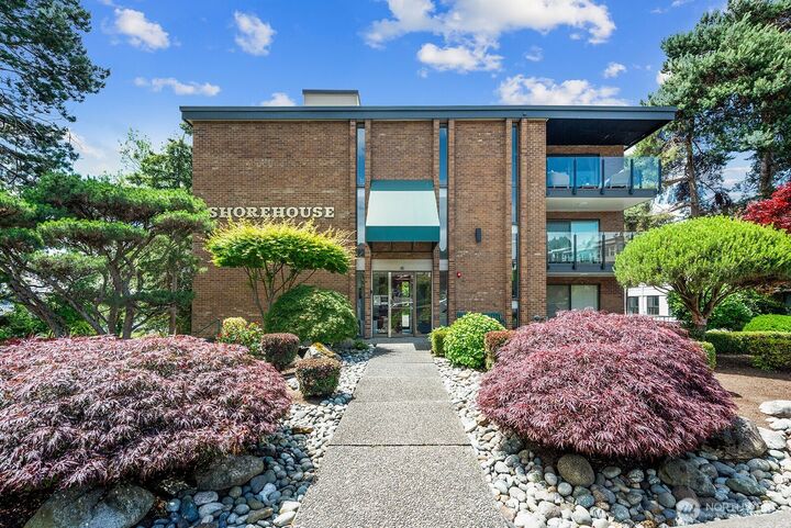 Property Photo: 6225 Lake Washington Boulevard NE 402 WA 98033