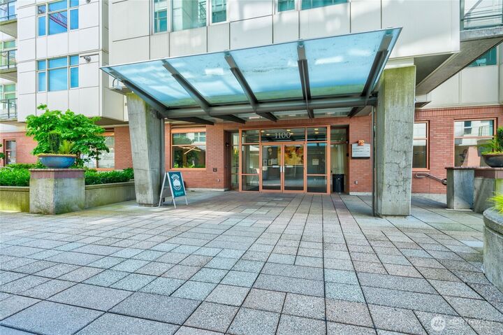 Property Photo: 1100 106th Avenue NE 609 WA 98004