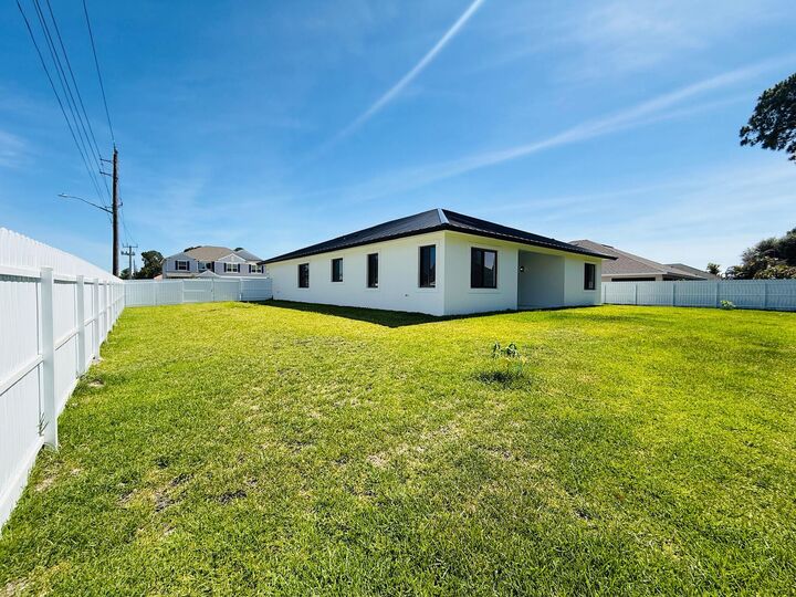 Property Photo: 1701 SW Cannon Avenue FL 34953