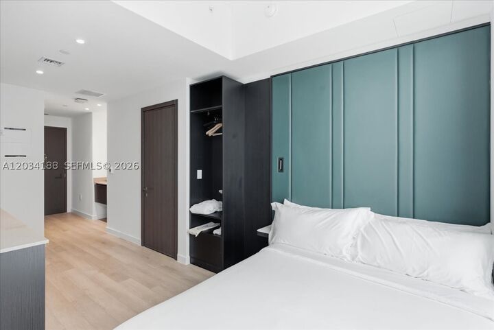 Property Photo:  20 NE 11th 4803  FL 33132 