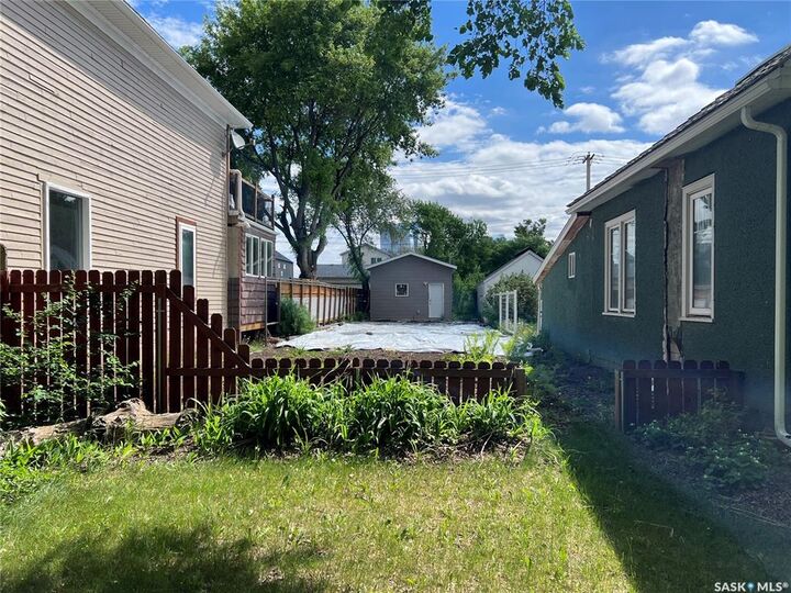 Property Photo:  432 D Avenue S  SK S7M 1R4 