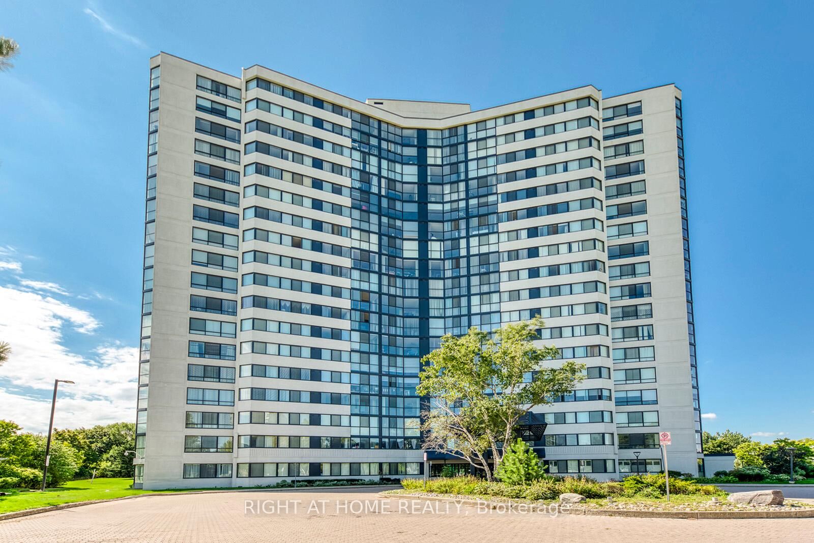 Property Photo: 1360 Rathburn Road E 1603 ON L4W 4H4
