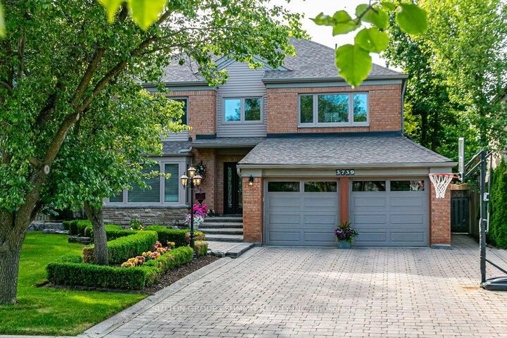 Property Photo: 3739 St. Laurent Court ON L5L 4T3