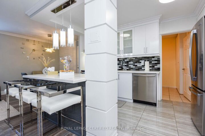 Property Photo: 3170 Kirwin Avenue E 204 ON L5A 3R1