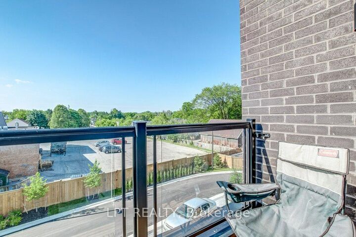 Property Photo: 300 Alex Gardner Circle 64 ON L4G 3G5