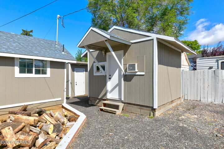 Property Photo: 510 N 22nd Ave WA 98902