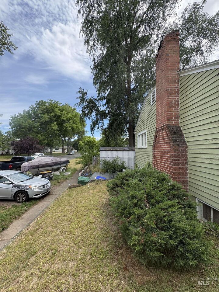 Property Photo:  922 11th Ave  ID 83501 