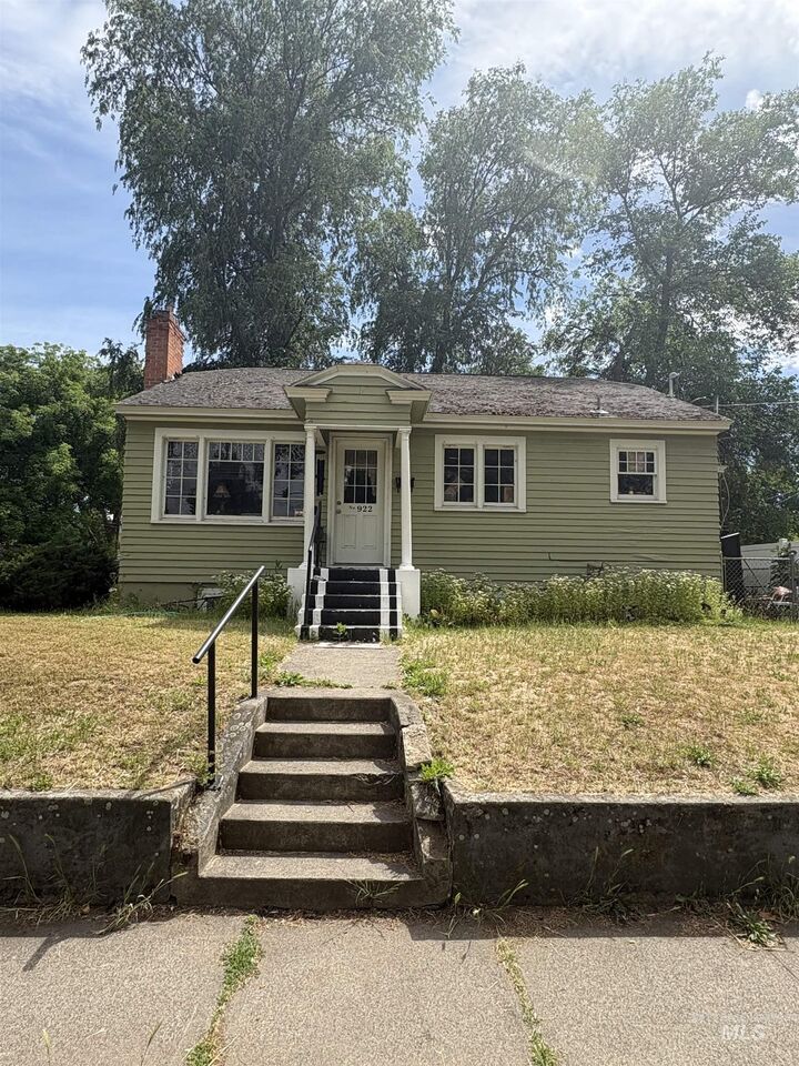 Property Photo:  922 11th Ave  ID 83501 