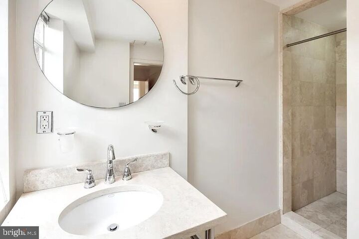 Property Photo:  815 King Street 5B  VA 22314 