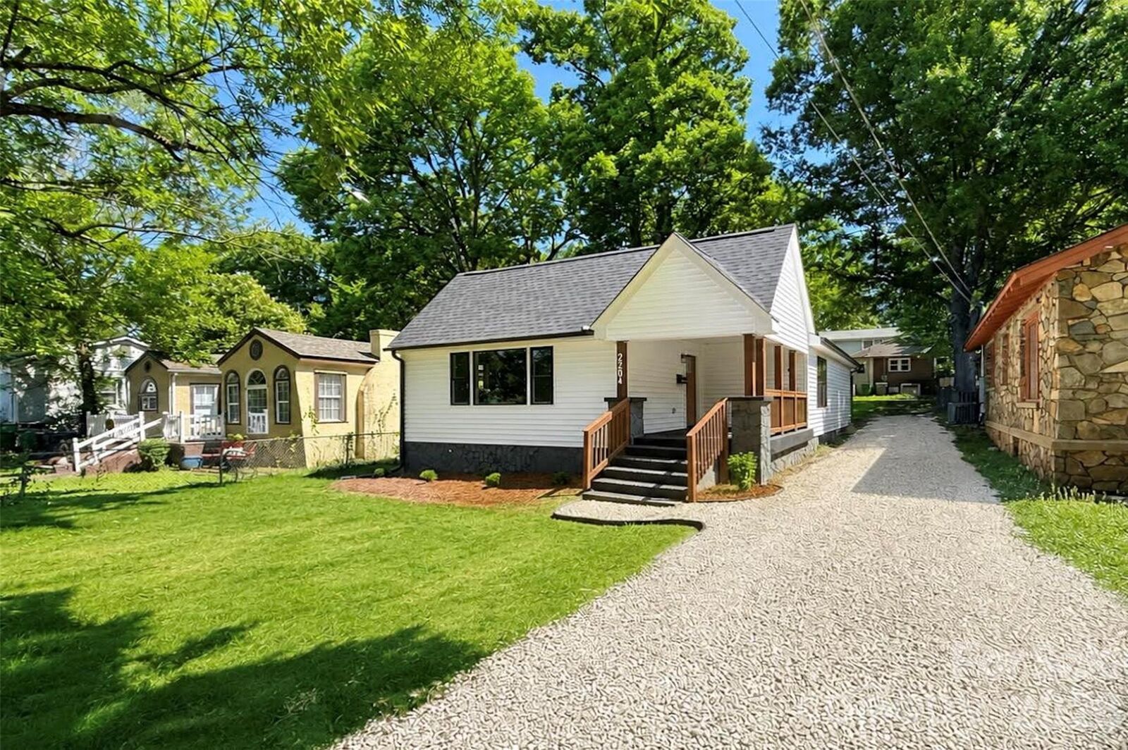 Property Photo:  2204 Rozzelles Ferry Road  NC 28208 