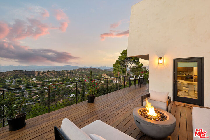 Property Photo:  8620 Skyline Dr  CA 90046 