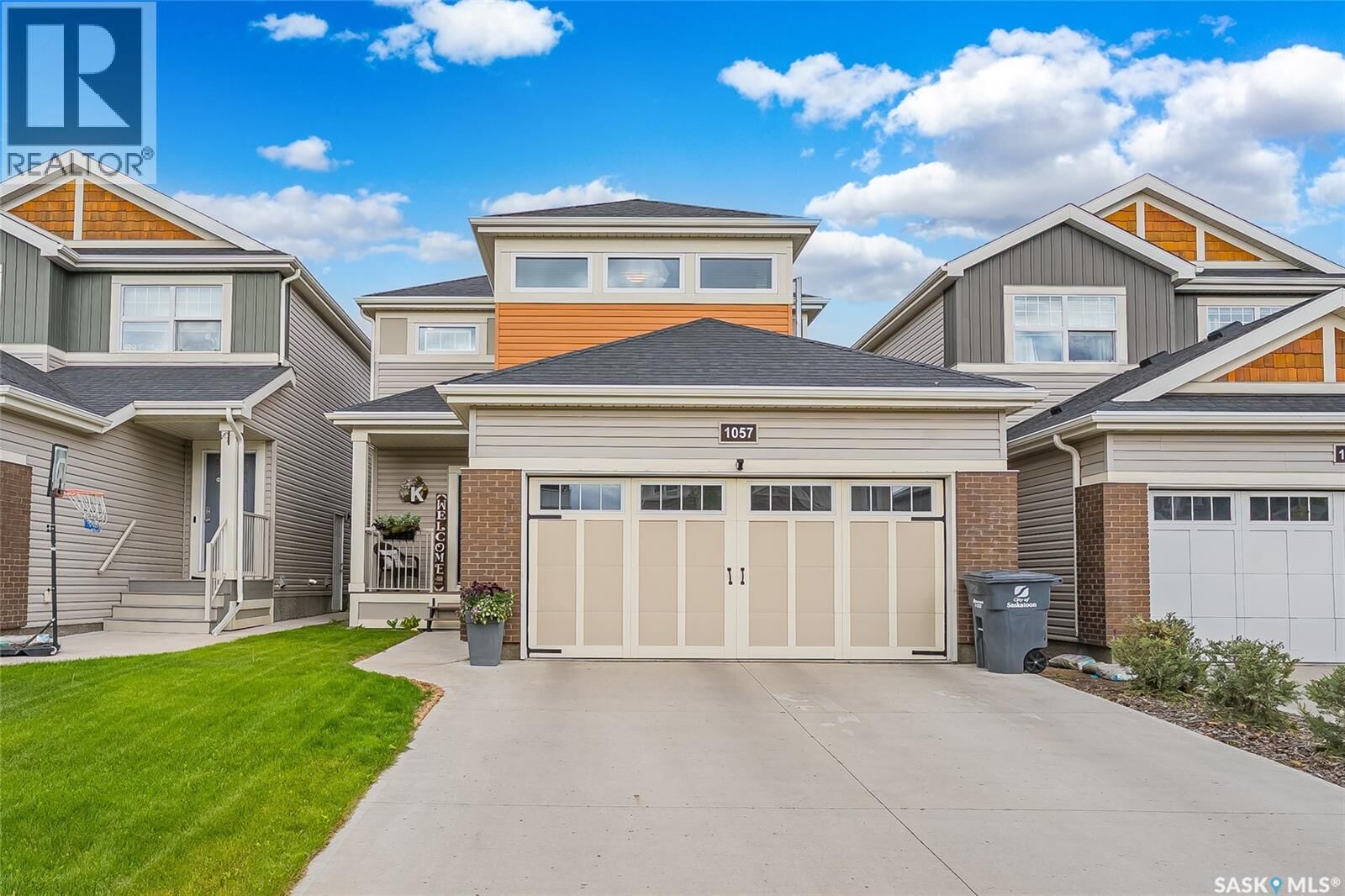 Property Photo:  1057 Kolynchuk Crescent  SK S7T 0X4 