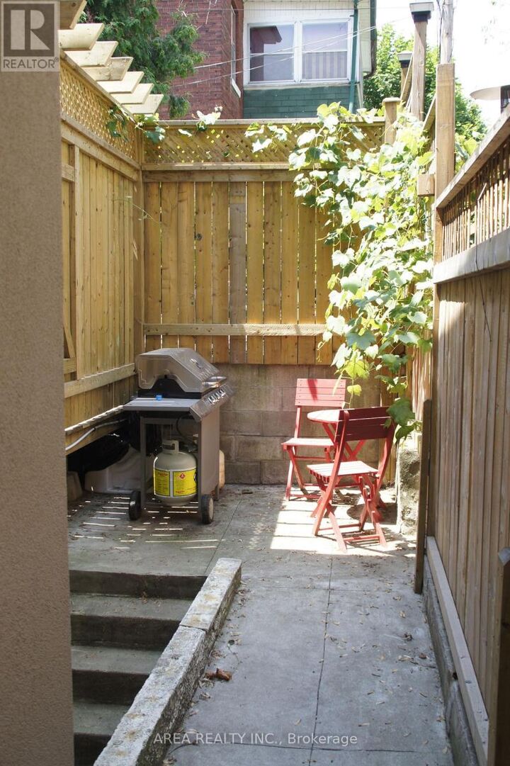 Property Photo:  476 Crawford Street  ON M6G 3J8 