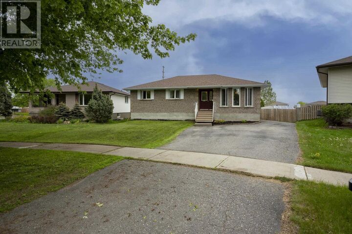 Property Photo:  205 Linden Ct  ON P7B 6R6 