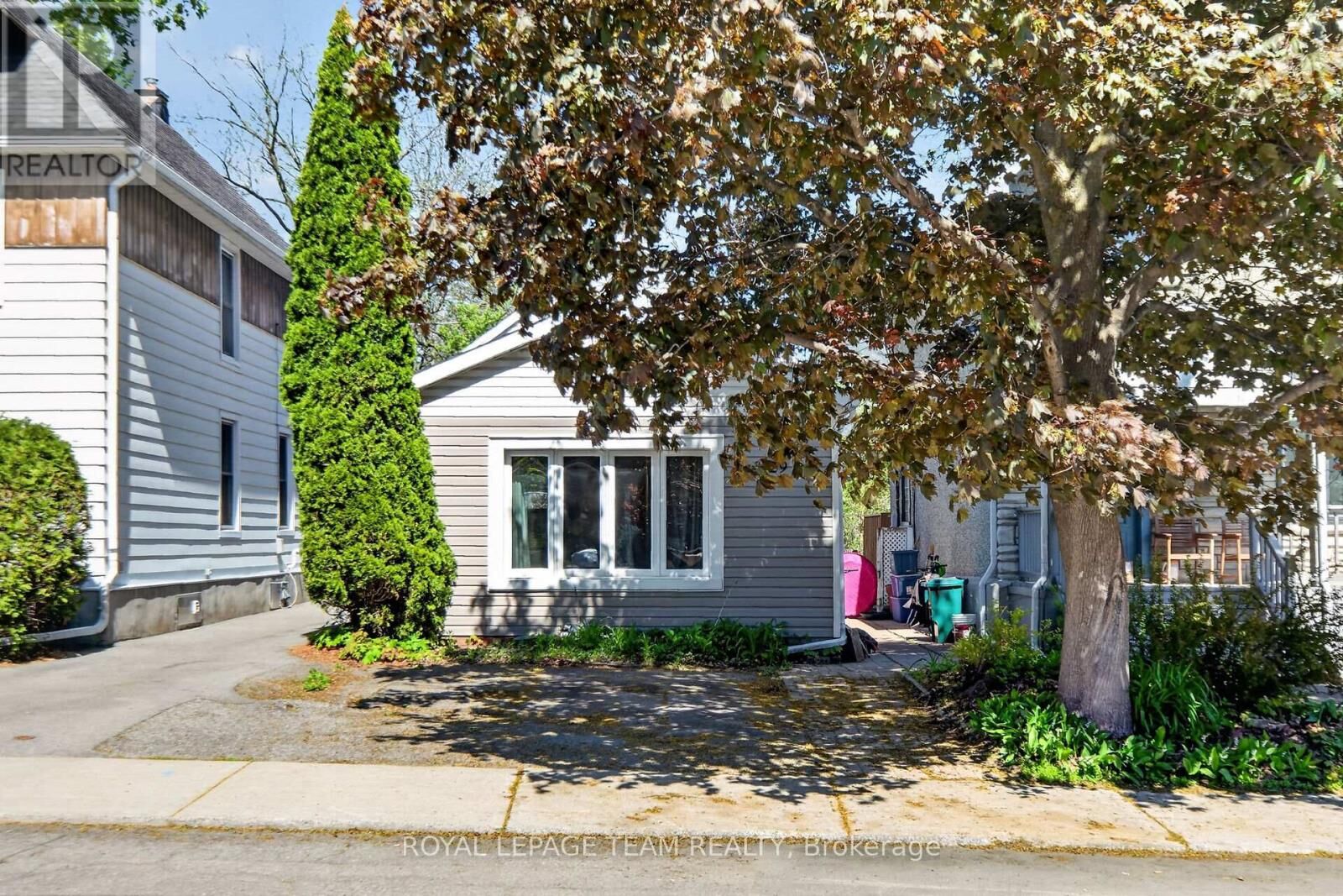 Property Photo: 29 Stevenson Avenue ON K1Z 6M9
