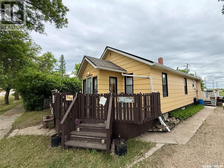 Property Photo:  309 Main Street  SK S0M 1T0 