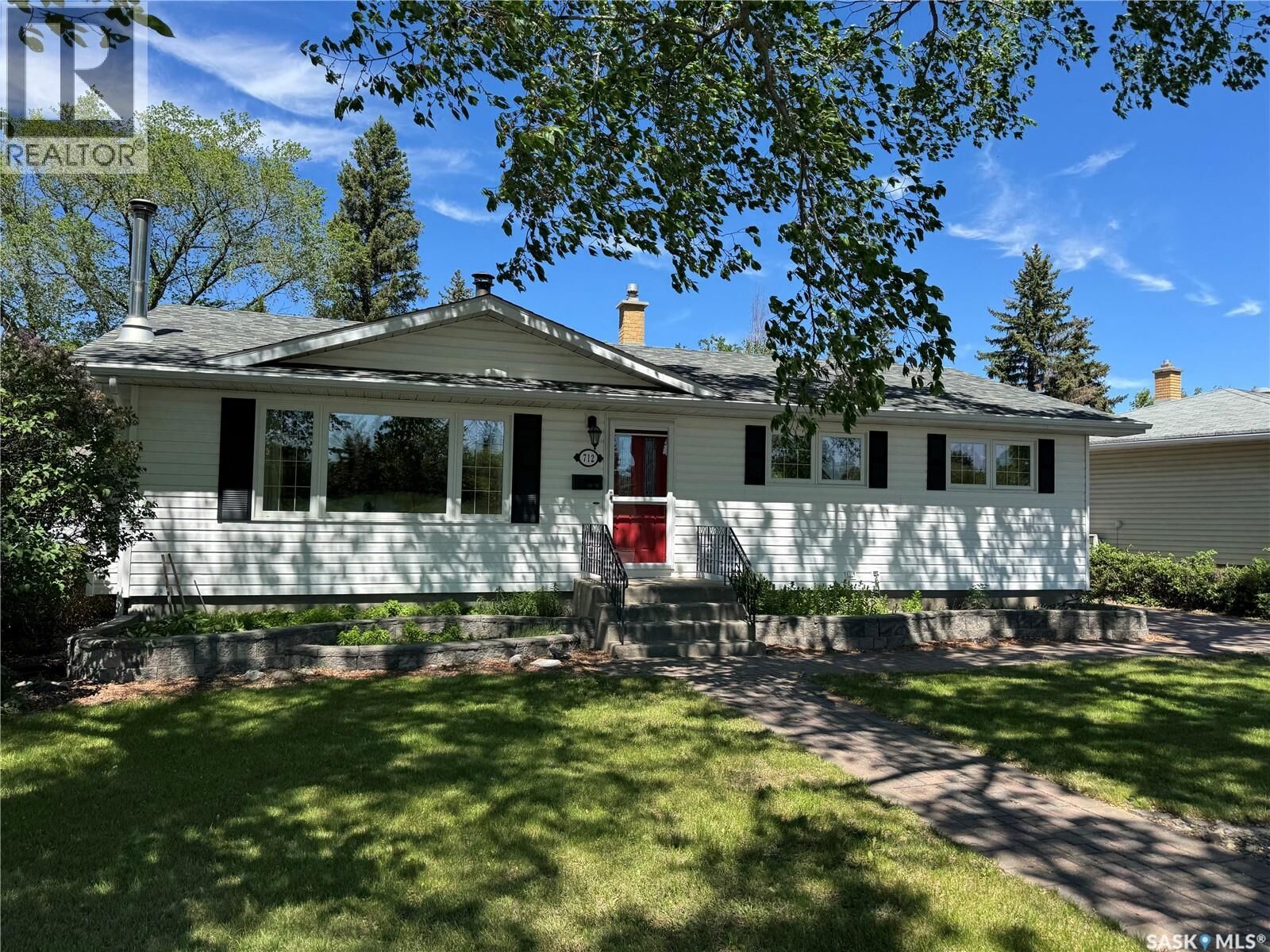 Property Photo:  712 Douglas Park Crescent E  SK S4N 2S2 